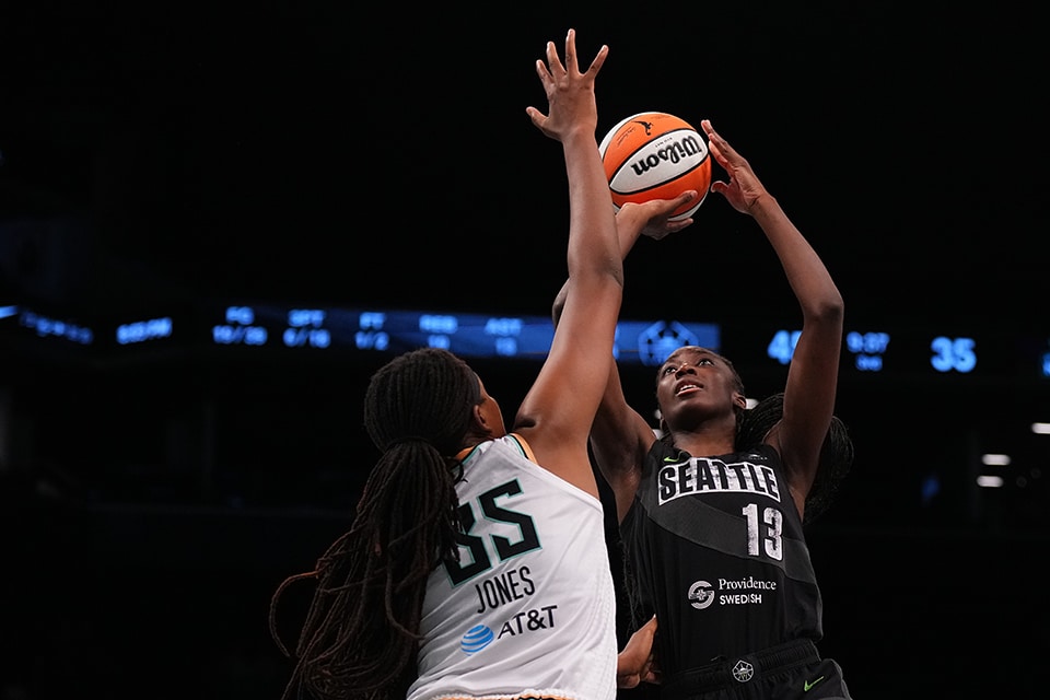 Jonquel Jones and Ezi Magbegor